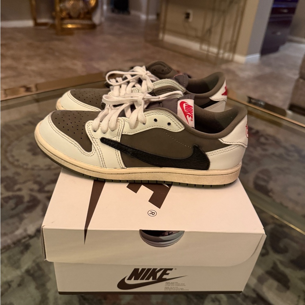 Nike Low-Top Sneakers in White and Dark Green